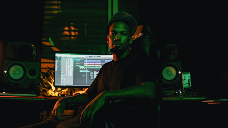 Sedo, Inhaber von KBS Clique, im Tonstudio am Dreispitz in Münchenstein bei Basel