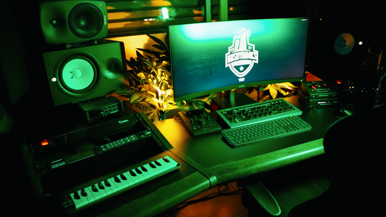Regieplatz mit Studiomonitoren, Keyboard und Bildschirm im Tonstudio von KBS Clique in Münchenstein bei Basel