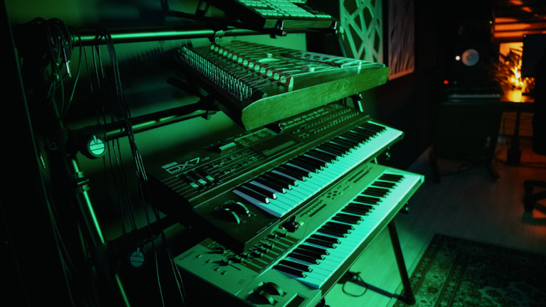 Gestapelte Synthesizer und Keyboards im Tonstudio von KBS Clique in Münchenstein bei Basel